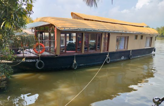 2 bedroom traditonal houseboat in alleppey