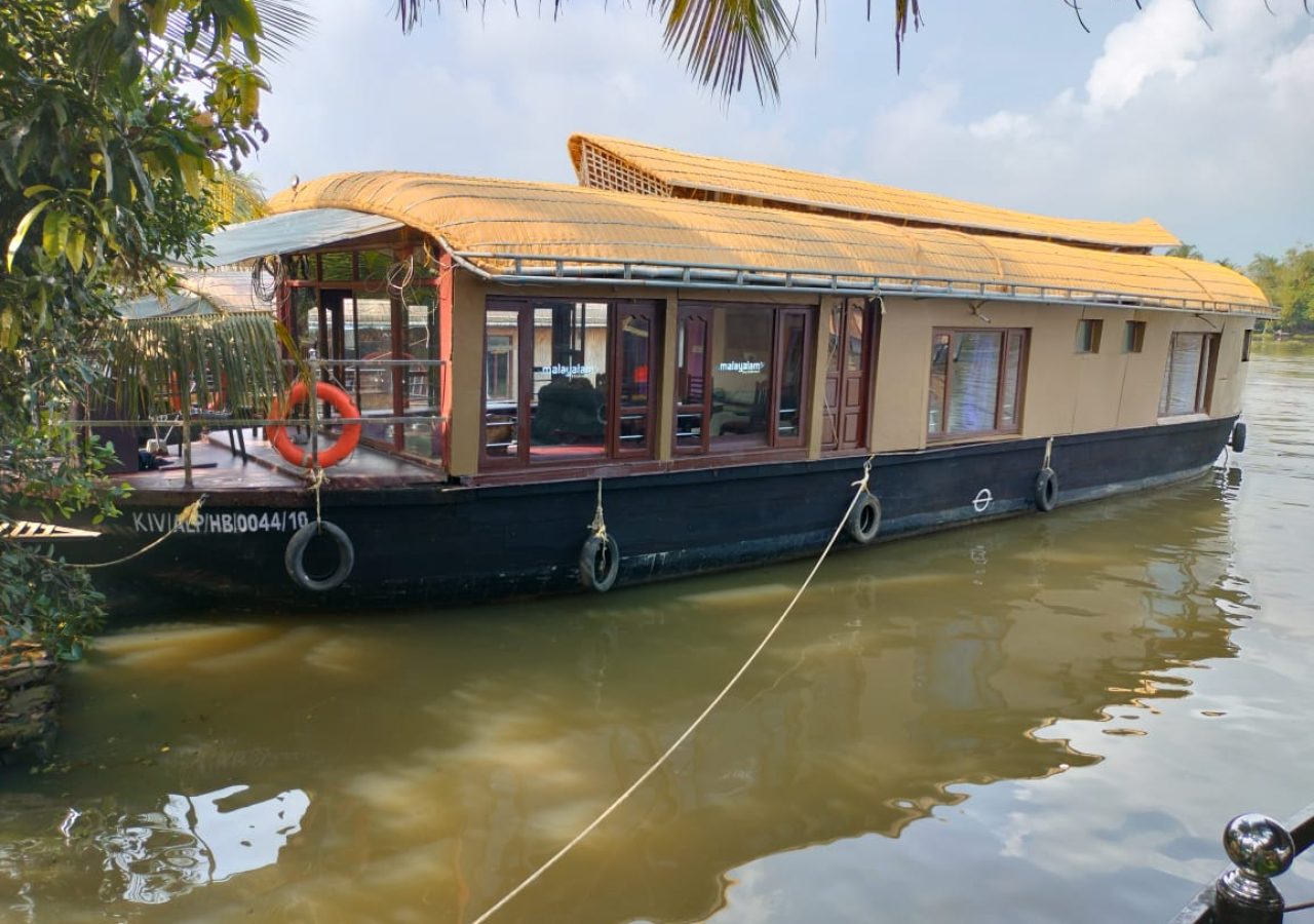 2 bedroom traditonal houseboat in alleppey