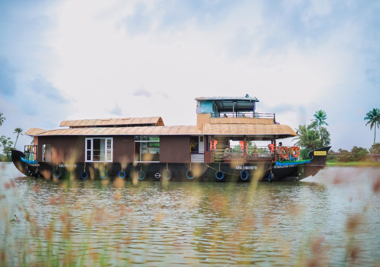 side vie 2 bedroom deluxe ouseboat alleppey